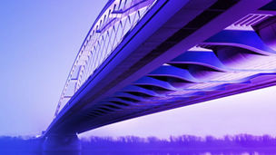 Eine moderne Brücke, die sich über einen Fluss erstreckt, mit einer futuristischen Architektur. Die Brücke ist in einem blauen und violetten Farbton beleuchtet, und der Himmel sowie das Wasser spiegeln diese Farben wider.