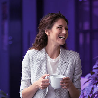 Colleagues are discussing work 