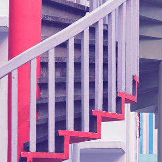 Escadaria colorida em tons de vermelho e branco num edifício moderno.