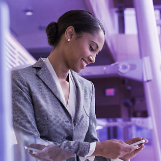 Woman sitting and chatting with colleagues in a bright office.