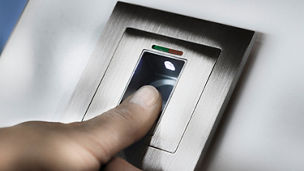 Mann macht Handstand auf Betonsteinen