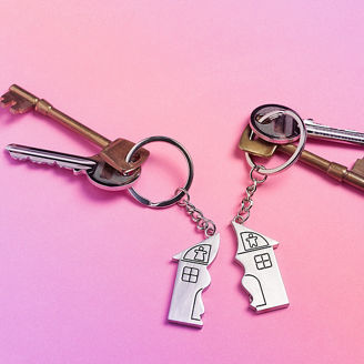 Zwei Schlüssel deren Anhänger zsm ein Haus bilden