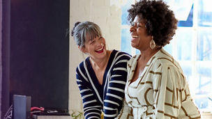 toma áerea de personas formando un círculo sosteniendo listones de colores