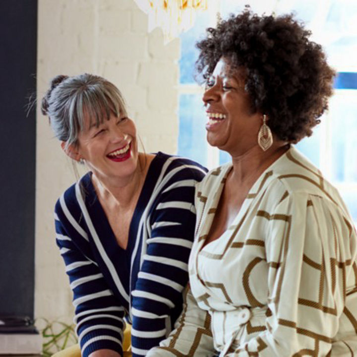 toma áerea de niños formando un círculo, tomados de las manos