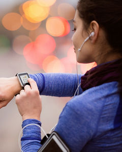 FTM Joggerin mit Smartwatch