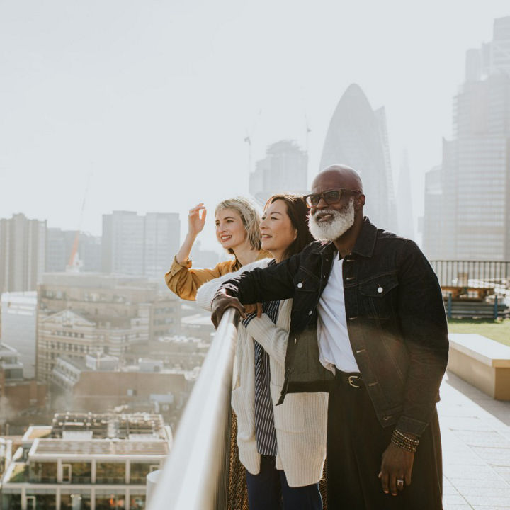 toma áerea de niños formando un círculo, tomados de las manos