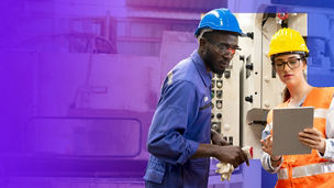 Frau und Mann mit Helm und Clipbord