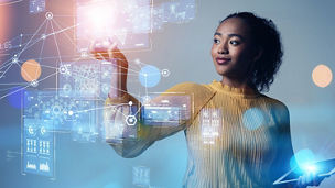 Dame travaillant en fiscalité, analyse des documents fiscaux