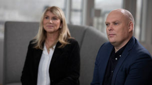 Starfsfólk KPMG situr og talar saman