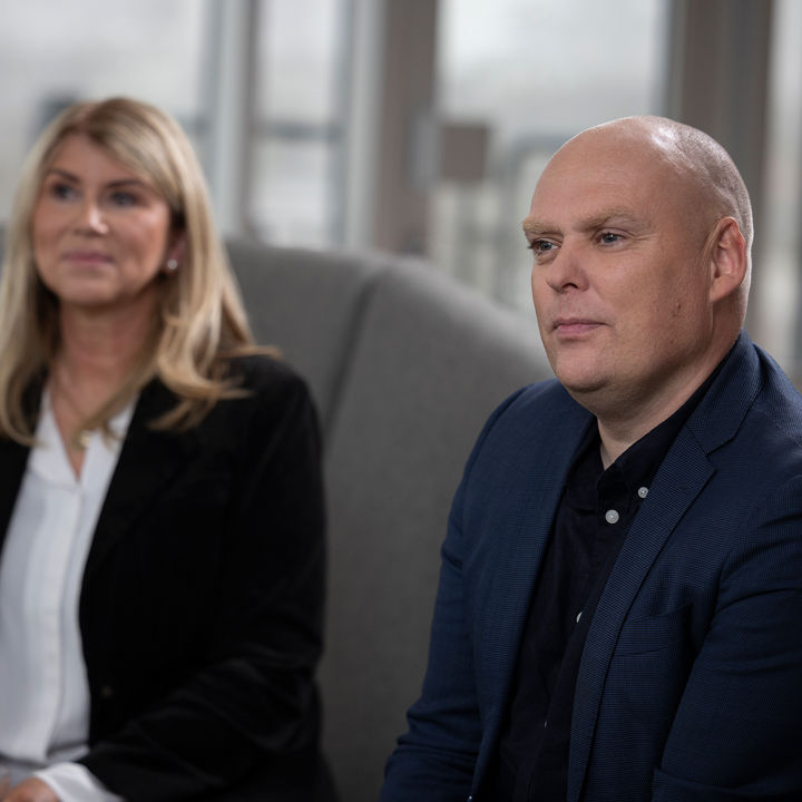 Starfsfólk KPMG situr og talar saman