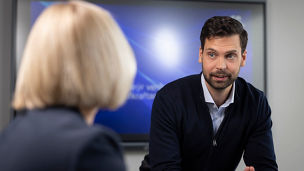 Starfsmaður KPMG ræðir við samstarfsfélaga