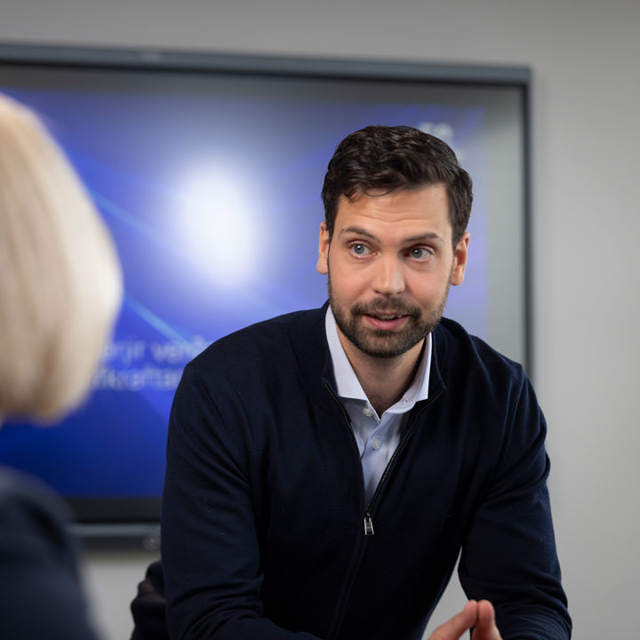 Starfsmaður KPMG ræðir við samstarfsfélaga
