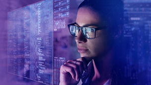 Boekhoudster die cijfers analyseert