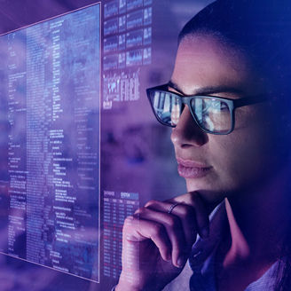 Boekhoudster die cijfers analyseert