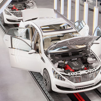 Auto wird auf einer Produktionsstrasse zusammengebaut. Motorhaube und Türen des Wagens sind geöffnet.