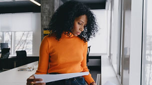 Dame travaillant en fiscalité, analyse des documents fiscaux