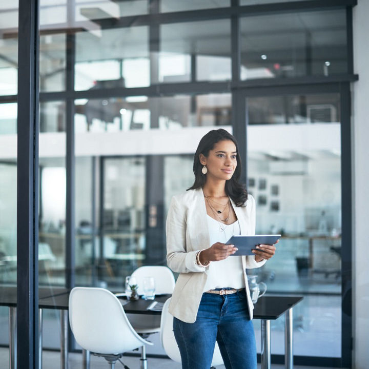 toma áerea de niños formando un círculo, tomados de las manos