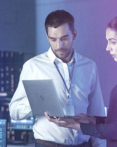 Kollegen am Laptop im Gespräch