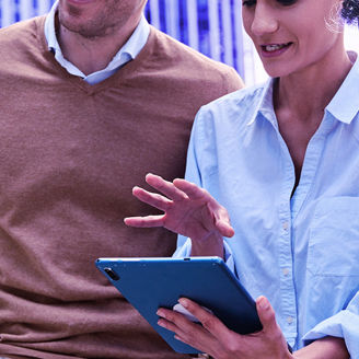 People talking together about data