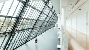 Gratte-ciel buildings avec ciel bleu et arbre 