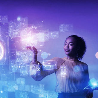 Mulher interagindo com tela touch