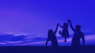 Mão e pai levantando a filha no ar