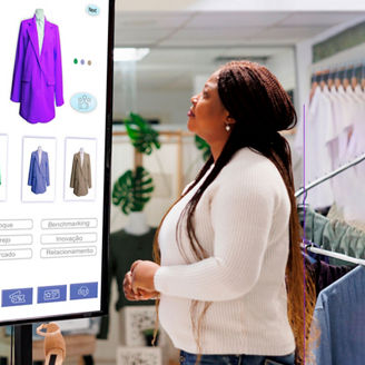 Mulher olhando uma tela interativa de compra