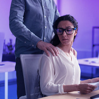 Mulher sendo tocada em seu ombro por um homem