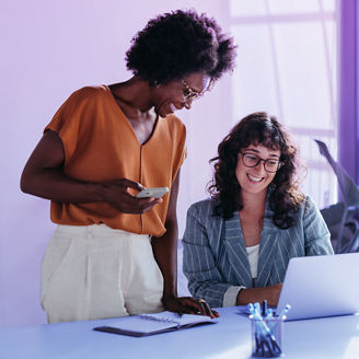 Mulheres olhando para um notebook