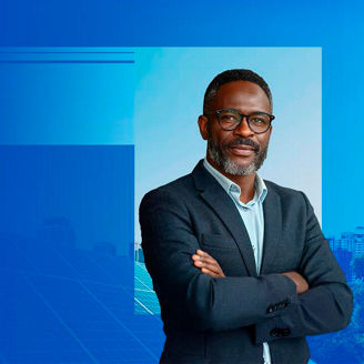 Homem negro de terno e com os braços cruzados