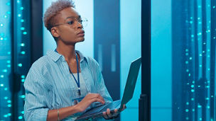 Mann macht Handstand auf Betonsteinen