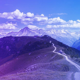 Abstrakte Würfelform in dukelblau und dunkellila