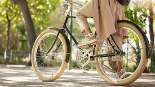 Een dame op haar fiets 