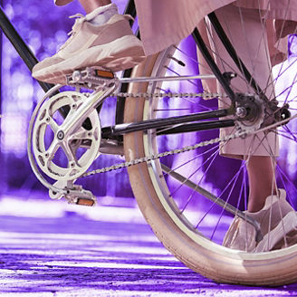 Een dame op haar fiets