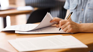 Persoon die werkt aan zijn personenbelasting