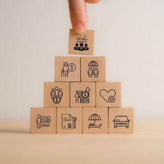 A composition of stacked cubes, decorated with images related to the world of work and rewards, symbolizing the multiple dimensions of human resources.