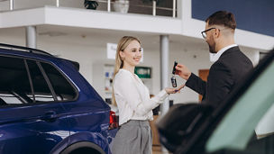 Vrouw ontvang autosleutels
