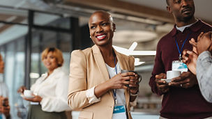 Twee zwarte collega’s zijn in gesprek met andere collega’s