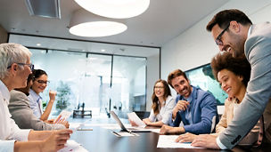 Mensen rond een ronde tafel