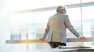 L'homme regarde dehors