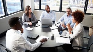 Een vergadering met 5 mensen