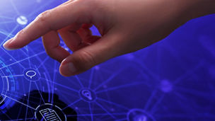 Een vrouw bedient een scherm met behulp van AI-technologie.