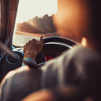 Homme tenant son volant dans sa voiture