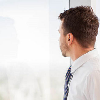 Man kijkt uit raam