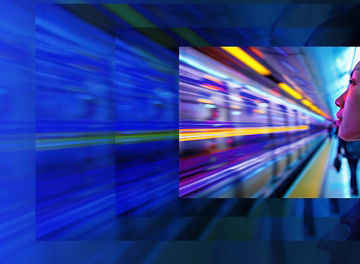 Mulher de perfil numa estação de metro com linhas de luz em movimento.