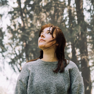 jeune femme dans la forêt
