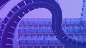 geschwungene Treppe mit Bürogebäuden im Hintergrund