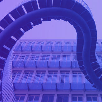 Gewundene Treppe von unten in violettem Licht