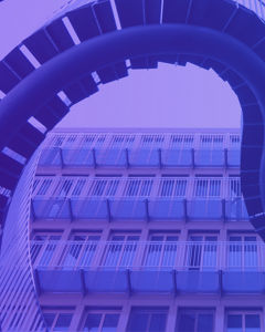 Gewundene Treppe von unten in violettem Licht