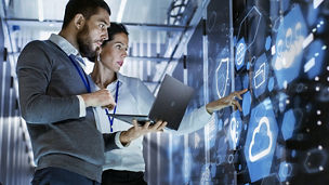 Mann macht Handstand auf Betonsteinen